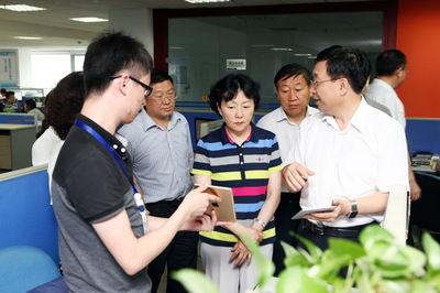 省人大檢查組實地考察華天軟件技術推廣服務